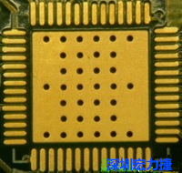 這是最不好的通孔設(shè)計(jì)，貫穿通孔直接擺放于QFN的接地散熱墊上，制造上無(wú)法確保其錫量，也就無(wú)法確保焊接良好。