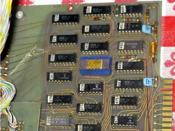 1972年開(kāi)發(fā)的一塊基于Intel 8008的計(jì)算機(jī)中的印刷電路板。(資源來(lái)源：DigiBarn計(jì)算機(jī)博物館)